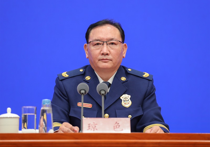看大逼应急部党组成员、消防救援局局长琼色出席新闻发布会